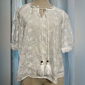 jennifer  & grace Women’s Girls White Embroidered Cotton top Size Small Floral